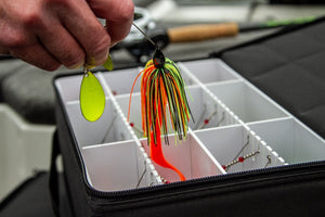 Lakewood Spinnerbait Deposit Box Large. Perfect storage for your spinnerbaits, buzzbaits, and more. Designed to fit in the compartments of your boat. Hanging storage allows spinnerbaits and buzzbaits to hang down without putting any added tension on the bait frame. Mesh Bottom to allow air flow for drying and to keep baits from rusting. Made in the USA.
